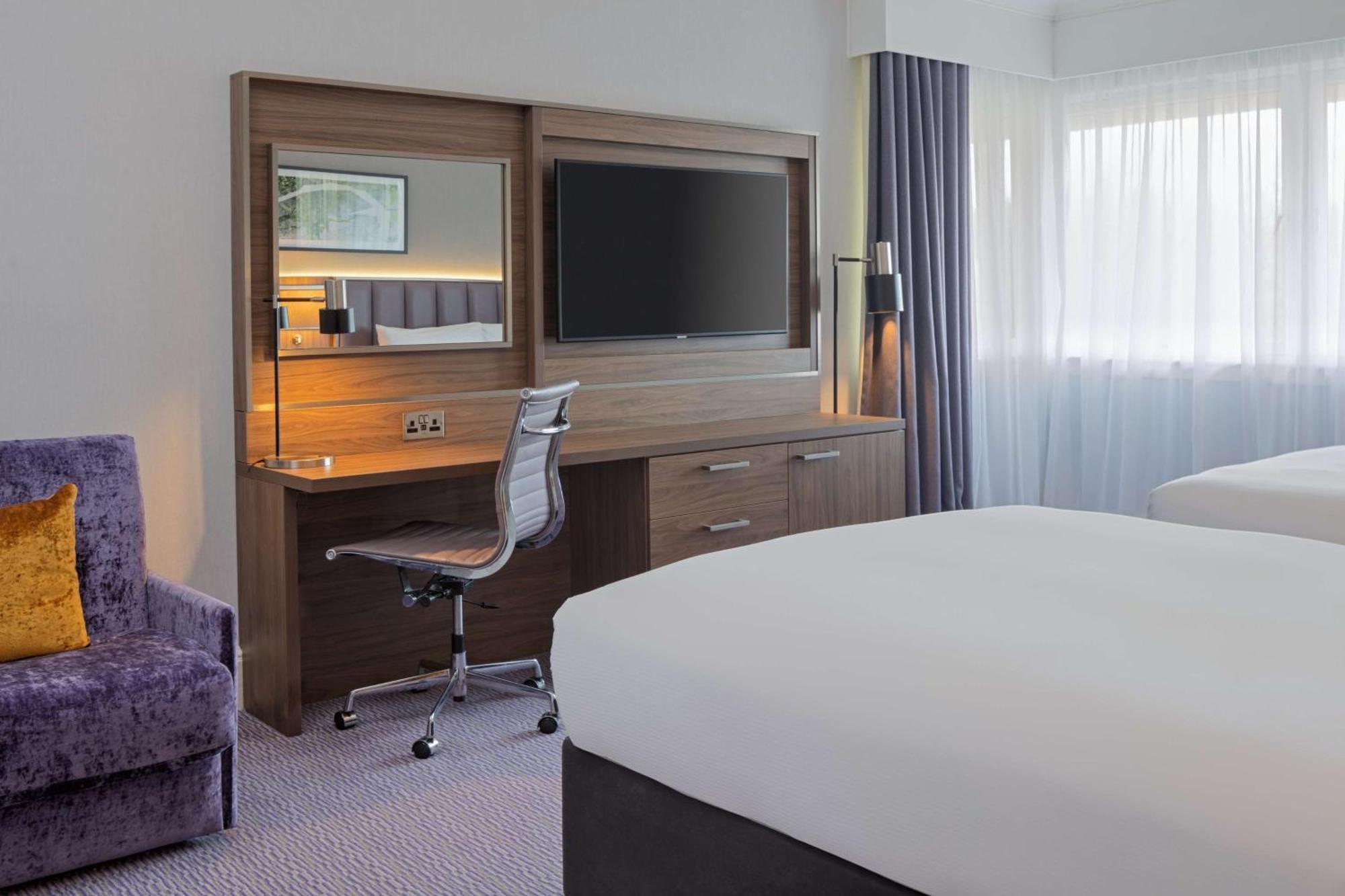 Doubletree By Hilton Edinburgh Airport 4*